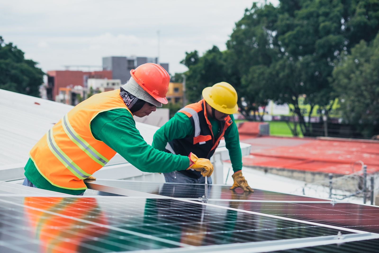 Équipe d'installateurs posant des panneaux photovoltaïques